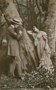 Postkort med elskere, der skærer et hjerte på et træ, sendt i 1913 (håndfarvet foto) af French Photographer