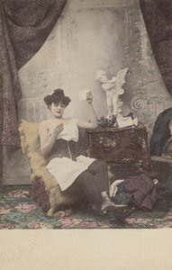Smuk halvklædt pige, læser brev af French Photographer