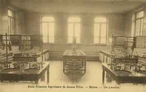 Folkeskolebadeværelse, Hirson (s/h-billede) af French Photographer