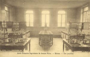 Folkeskolens vaskerum, Hirson (s/h-billede) af French Photographer