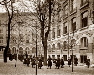 Fritidsdomstol ved Madame de Saissevals skole (Carcado - Saisseval) i Paris i slutningen af det nittende århundrede, før 1900 (s/h foto) af French Photographer