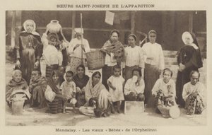 Beboere på et børnehjem drevet af Sisters of St Joseph, Mandalay, Burma (s/h foto) af French Photographer