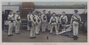 Sømænd udfører en øvelse med en landingspistol om bord på et skib (farvefoto) af French Photographer