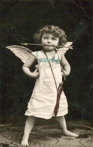 Lille dreng, klædt ud som Amor, med en pil i munden af French Photographer