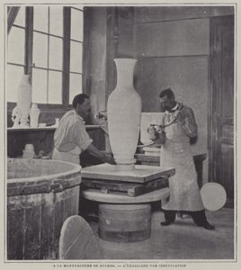 Sprayemaljering af en vase på Sevres porcelænsfabrik, Frankrig (s/h foto) af French Photographer