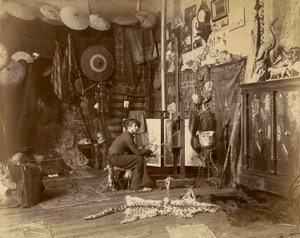 Den franske maler Rochegrosse fotograferet i sit atelier, ca. 1885 (gelatinesølvtryk) af French Photographer