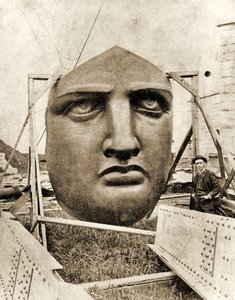 Konstruktionen af Frihedsgudinden, detalje af ansigtet, c.1876 af French Photographer