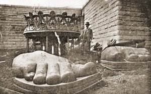 Konstruktionen af Frihedsgudinden, detalje af fødderne, c.1876 af French Photographer