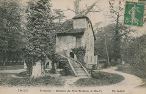 Møllen ved Hameau de la reine, et rustikt tilflugtssted bygget til Marie Antoinette i parken ved Chateau de Versailles nær Petit Trianon. Postkort sendt i 1913. af French Photographer
