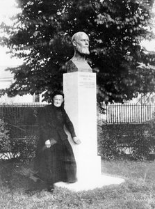 Moren til Charles Péguy ved hans monument af French Photographer