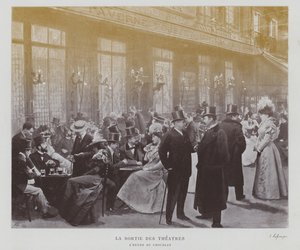 Teatergængere uden for Taverne Pousset i Paris efter en forestilling (s/h foto) af French Photographer