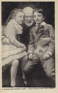 Victor Hugo (1802-1885), fransk digter, romanforfatter og dramatiker, med sine børnebørn af French Photographer