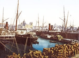 Vintønder og både ved kajen i Marseille med Marseilles katedral i baggrunden, pub. 1890-1900 af French Photographer