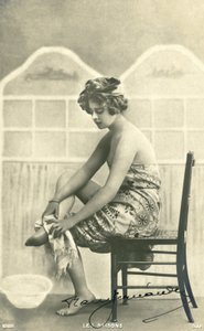 Kvinde i et badehåndklæde (s/h foto) af French Photographer