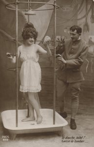 Kvinde i bad med en soldat (s/h-billede) af French Photographer