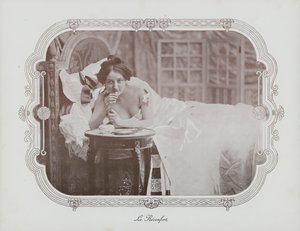 Kvinde slapper af i sengen (s/h foto) af French Photographer