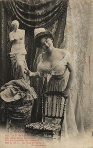 Kvinde med Venus De Milo-statue af French Photographer