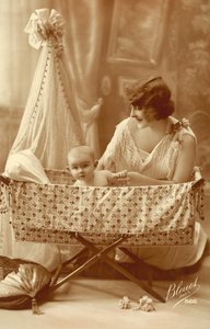 Kvinde med en baby i en vugge af French Photographer