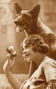 Kvinde med sin hund af French Photographer