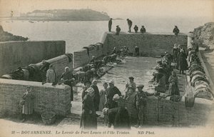 Kvinder vasker vasketøj i havnen i Louen. Postkort sendt i 1913. af French Photographer