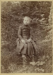 Ung pige på landet, Frankrig, ca. 1890 (s/h foto) af French Photographer