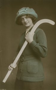 Ung kvinde bærer en hockeystav over skulderen af French Photographer
