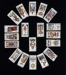 Et fransk stentøjsflisepanel, dekoreret med et spil Marseilles tarotkort, 20. århundrede af French School