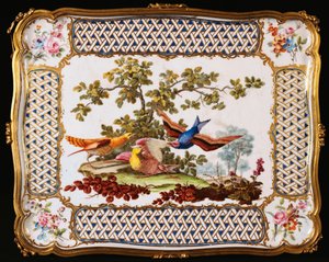 En Louis XV Sevres-bakke dekoreret med tre eksotiske fugle i et landskab, der danner toppen af et bord, en café, 1761 af French School
