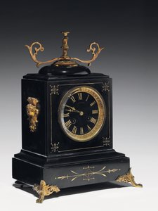 Et kappeur af sort kompositionssten, med indskåret dekoration, med ben, endestykker og beslag i forgyldt messing, af Jausions af Pau, Frankrig, ca. 1876-78 (sort kompositionssten, med indridset dekorati af French School