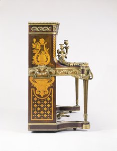 Et intarsia- og parketindlagt opretstående klaver af French School