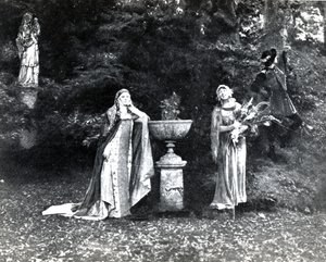 Akt I, Scene 3 af Pelleas et Melisande af Debussy, fra et fotografi af den første produktion i april 1902 af operaen på Opera-Comique i Paris, illustration i Theatre magazine, juni, 1902 (li