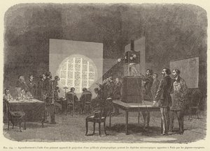 Forstørrelse ved hjælp af en kraftig projektionsanordning af en fotografisk film med de mikroskopiske forsendelser bragt til Paris af brevduer (gravering) af French School