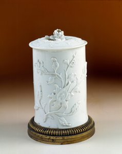 Art France: tobakspotte monteret i guldbronze. Blødt porcelæn af Saint Cloud af French School