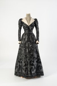 Sort silkekjole med højhalset kemisette af cremeblonde, tidlige 1890