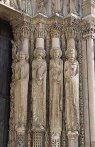 Cathedrale de chartres, detalje af ilden til højre for den centrale bugt af den kongelige port, fra venstre mod højre, en profet, kong David, en dronning, Salomon af French School