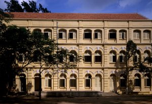 Kolonial arkitektur i Vietnam: Detalje af Puginier School, kristen skole grundlagt af Monsignor Puginier, bygget i 1898, militær stil arkitektur. af French School