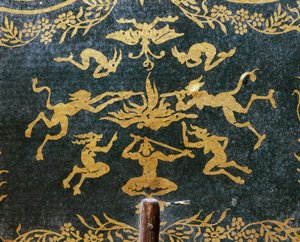 Dæmoner og geder blæser på satanisk ild, håndvifte skabt som reklameanordning for opera hvid dame (libretto af Augustin Eugene Scribe, musik af Francois-Adrien Boieldieu), guldtryk på grøn baggrund af French School