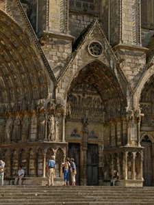 Afbildning af døren mod syd for midterdøren i vestfacaden af French School