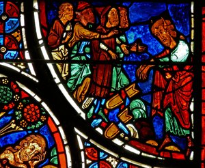 Detalje fra et vindue, der forestiller lignelsen om den barmhjertige samaritaner: Moses kaster tavlerne ned af French School