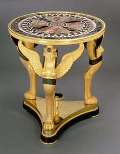 Empire gueridon, bestående af en cirkulær marmorplade med et centralt rosetmønster omgivet af stjernelignende spidser, understøttet på vingerne af tre sphinx monopodiae, rejst på en trekantet ormolu base, ca. 1800 (marmor & ormolu) af French School