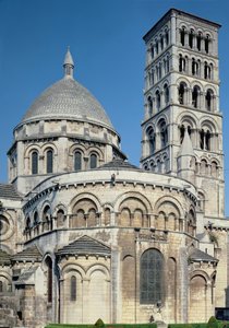 Udvendigt billede af chevet med obsidian kapeller og klokketårn, bygget ca. 1125-1135 af French School