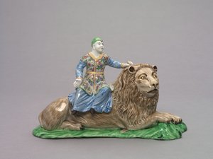 Figur siddende på en løve, ca. 1750 (blødt porcelæn med emaljedekoration) af French School