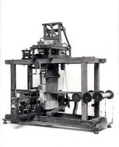 Første fuldautomatiske væv opfundet af Jacques de Vaucanson (1709-82) c.1745 af French School