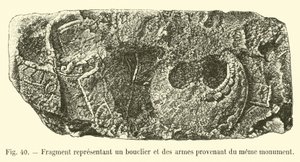 Fragment, der repræsenterer et skjold og våben fra det samme monument af French School