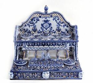 Fransk kalligrafi: Skrevet i porcelæn af Gien, med en samlet længde på 40 centimeter, dette stykke er meget repræsentativt for det 18. århundrede. Der er 5 inkbeds fordelt på to trin, samt en rektangulær plumboard. Paris, pennemuseet. af French School