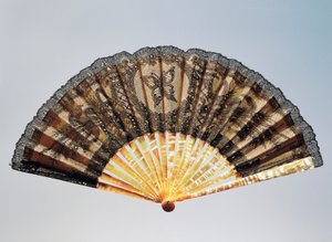 Halvsørgende håndvifte med broderet sommerfugl, klart silkeblad i chantilly blonder og perlemor ribben af French School