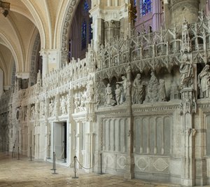 Indvendigt billede af katedralen i chartres med en detalje af koret af French School