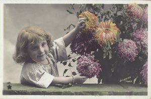 Lille pige med blomster (farvefoto) af French School