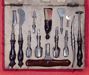 Medicinsk etui indeholdende instrumenter til trepanning (træ og metal)