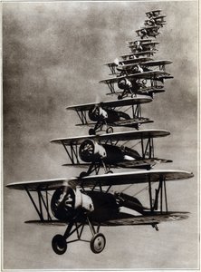 Militärische Luftfahrt: Eine amerikanische Staffel während eines Luftmanövers an der Pazifikküste von French School